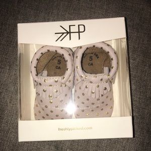 New in box FRESHLY PICKED heirloom blush size 5